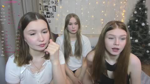 Snapshot of eumomino chatting on 19, 1, 2025 Veronica Tiia Lilith left to right online show from 19, 1, 2025