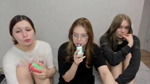 Snapshot of eumomino chatting on 22, 2, 2025 Veronica Tiia Lilith left to right online show from 22, 2, 2025