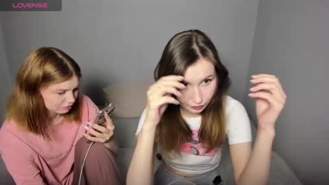 Snapshot of eumomino chatting on 26, 9, 2025 Veronica Tiia Lilith left to right online show from 26, 9, 2025