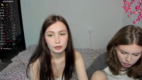 Veronica Tiia Lilith left to right online show from 13, 5, 2026
