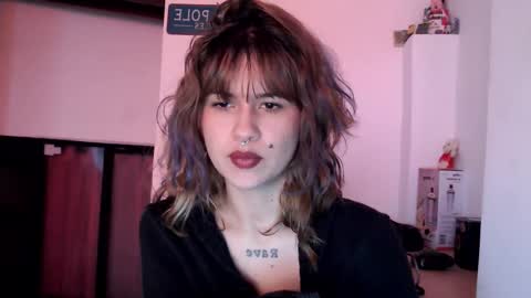 Snapshot of eva_viulet chatting on 19, 12, 2025 MISS EVY online show from 19, 12, 2025