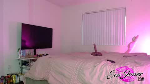 Snapshot of evajonez chatting on 9, 10, 2025 Eva online show from 9, 10, 2025