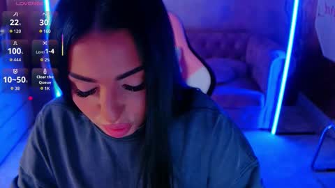 Snapshot of evanew_ chatting on 23, 10, 2025 Eva online show from 23, 10, 2025