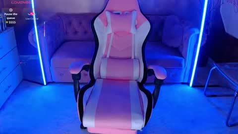 Snapshot of evanew_ chatting on 24, 10, 2025 Eva online show from 24, 10, 2025