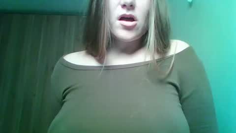 Snapshot of evasapples2026 chatting on 6, 3, 2026 evasapples2026 online show from 6, 3, 2026