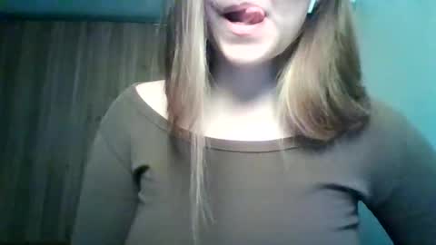 Snapshot of evasapples2026 chatting on 13, 3, 2026 evasapples2026 online show from 13, 3, 2026