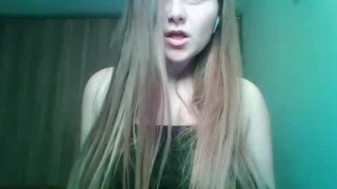 Snapshot of evasapples2026 chatting on 17, 3, 2026 evasapples2026 online show from 17, 3, 2026