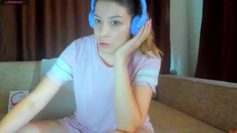 Snapshot of evasunshine18 chatting on 29, 9, 2025 Eva online show from 29, 9, 2025