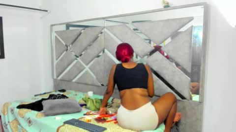 Eva And Emmanuel online show from 8, 11, 2025