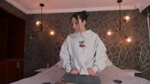 EVOLETTE ANGELS online show from 16, 9, 2025