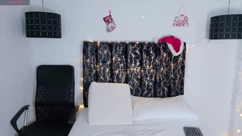 Snapshot of evvaa_moon chatting on 17, 12, 2025 evvaa_moon online show from 17, 12, 2025