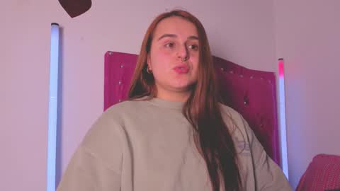 Snapshot of evy_orange1 chatting on 21, 10, 2025 EVY online show from 21, 10, 2025