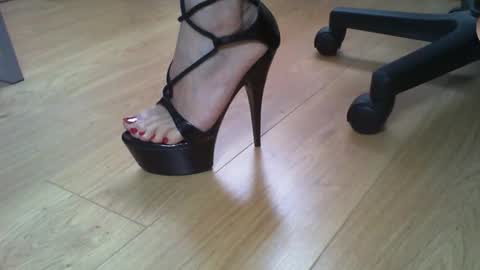 Snapshot of exquisite_elise chatting on 21, 10, 2025 Elise online show from 21, 10, 2025