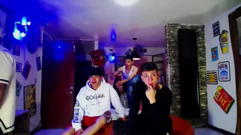 extrangers online show from 19, 1, 2025