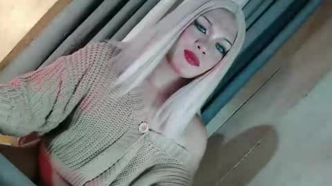 DANIELLA - DONT FORGET TO GIVE ME A THUMBSU UP online show from 3, 2, 2026