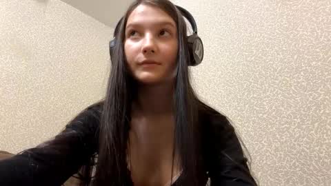 Aurora 18yo online show from 6, 11, 2025