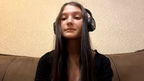 Aurora 18yo online show from 17, 11, 2025