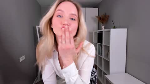 Snapshot of feel_our_vibe chatting on 1, 2, 2025 Daniela online show from 1, 2, 2025