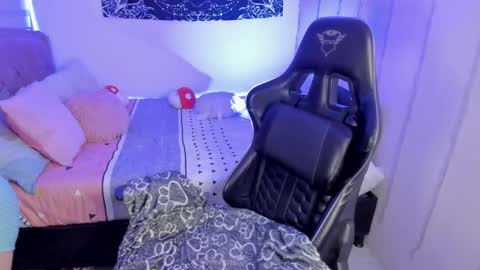 Fernanda Diaz online show from 4, 2, 2025