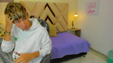 Snapshot of ferphoenix_ chatting on 13, 11, 2025 FER PHOENIX online show from 13, 11, 2025