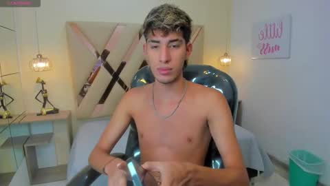 Snapshot of ferphoenix_ chatting on 14, 11, 2025 FER PHOENIX online show from 14, 11, 2025