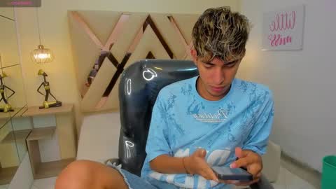 Snapshot of ferphoenix_ chatting on 20, 11, 2025 FER PHOENIX online show from 20, 11, 2025