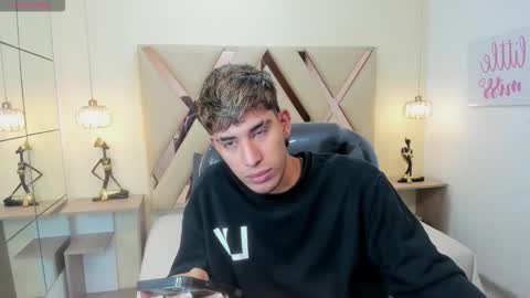 Snapshot of ferphoenix_ chatting on 25, 11, 2025 FER PHOENIX online show from 25, 11, 2025