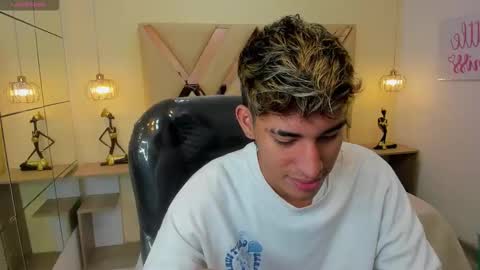 Snapshot of ferphoenix_ chatting on 27, 11, 2025 FER PHOENIX online show from 27, 11, 2025