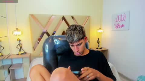 Snapshot of ferphoenix_ chatting on 28, 11, 2025 FER PHOENIX online show from 28, 11, 2025