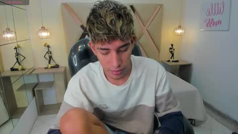 Snapshot of ferphoenix_ chatting on 3, 12, 2025 FER PHOENIX online show from 3, 12, 2025