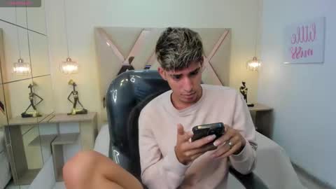 Snapshot of ferphoenix_ chatting on 4, 12, 2025 FER PHOENIX online show from 4, 12, 2025