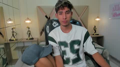 Snapshot of ferphoenix_ chatting on 15, 12, 2025 FER PHOENIX online show from 15, 12, 2025