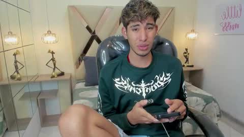 Snapshot of ferphoenix_ chatting on 17, 12, 2025 FER PHOENIX online show from 17, 12, 2025