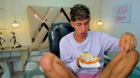 Snapshot of ferphoenix_ chatting on 19, 12, 2025 FER PHOENIX online show from 19, 12, 2025