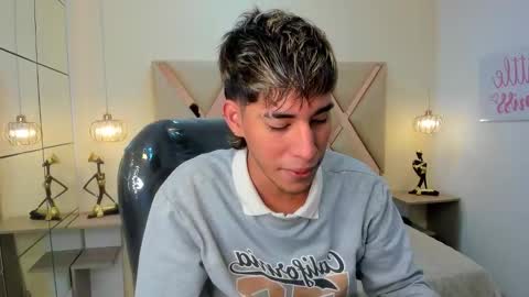 Snapshot of ferphoenix_ chatting on 21, 12, 2025 FER PHOENIX online show from 21, 12, 2025