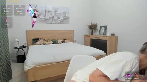 Snapshot of flooora_0 chatting on 24, 10, 2025 Mona online show from 24, 10, 2025