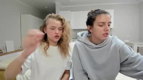 Snapshot of flooora_0 chatting on 25, 10, 2025 Mona online show from 25, 10, 2025