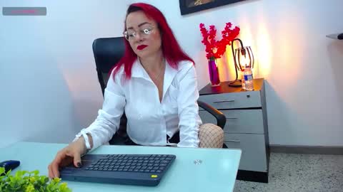 Foxy miilf online show from 24, 10, 2025
