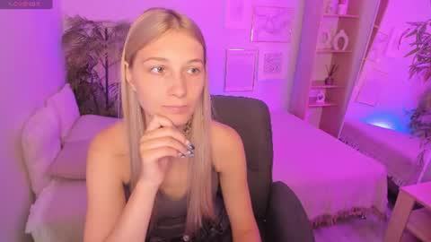 Snapshot of freya_bloss chatting on 27, 7, 2026 Laura online show from 27, 7, 2026