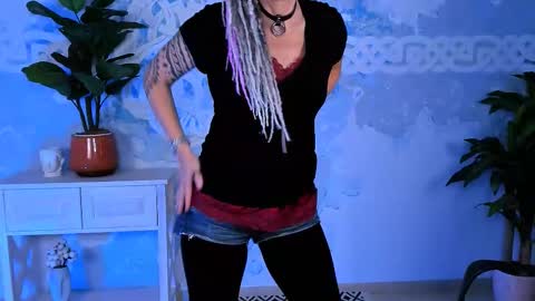 Snapshot of fridatander chatting on 5, 10, 2025 Frida Tander online show from 5, 10, 2025