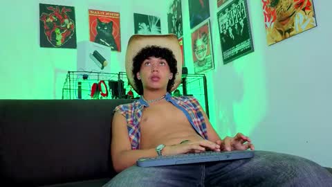 Snapshot of gaeloconner chatting on 30, 10, 2025 Gael Conner online show from 30, 10, 2025