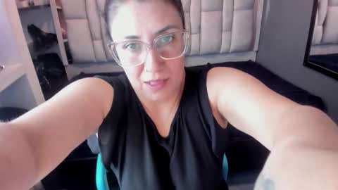 Snapshot of giafox_ chatting on 6, 10, 2025 G I A  FOX online show from 6, 10, 2025