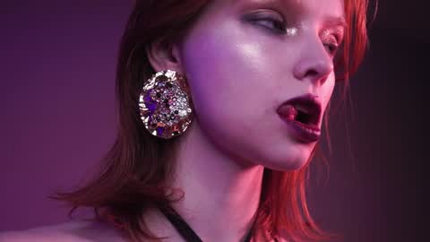        im expecting 350 thumbs up on my altar   online show from 22, 12, 2024