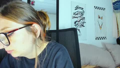 Snapshot of girlsativa chatting on 3, 12, 2024 Maze    Thumbs up online show from 3, 12, 2024