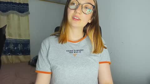 Snapshot of girlsativa chatting on 19, 12, 2024 Maze    Thumbs up online show from 19, 12, 2024