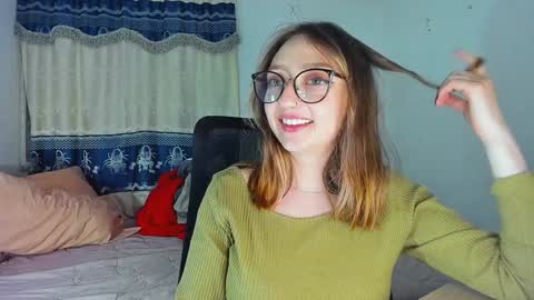 Snapshot of girlsativa chatting on 24, 12, 2024 Maze    Thumbs up online show from 24, 12, 2024