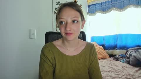 Snapshot of girlsativa chatting on 24, 12, 2024 Maze    Thumbs up online show from 24, 12, 2024