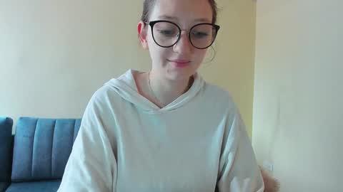 Snapshot of girlsativa chatting on 4, 1, 2025 Maze    Thumbs up online show from 4, 1, 2025