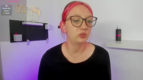 Snapshot of girlsativa chatting on 22, 10, 2025 Maze    Thumbs up online show from 22, 10, 2025