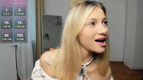 Snapshot of glossybabe_ chatting on 7, 10, 2025 Cherry online show from 7, 10, 2025